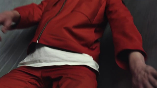 Video Reference: Comfort, Sleeve, Gesture, Knee, Thigh, Waist, Elbow, Jacket, Sportswear, Trunk