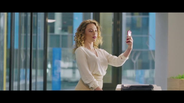 Video Reference: Face, Flash photography, Gesture, Happy, Street fashion, Entertainment, Performing arts, Formal wear, White-collar worker, Blond
