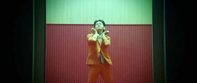 Video Reference: Entertainment, Performing arts, Fun, Artist, Music, Event, Fashion design, Choreography, Magenta, Happy