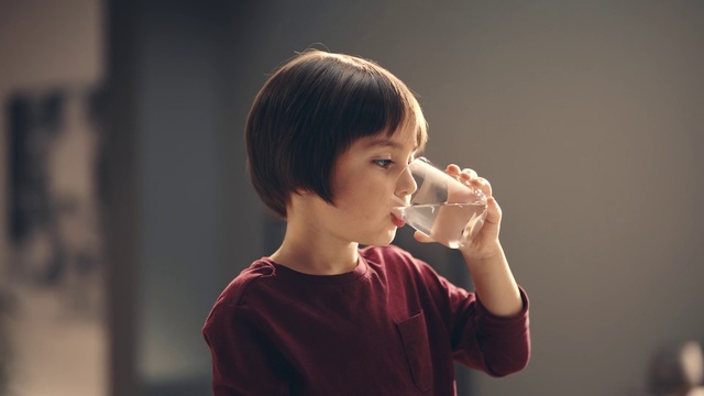 Video Reference: Nose, Lip, Hand, Shoulder, Eyelash, Neck, Flash photography, Jaw, Gesture, Happy