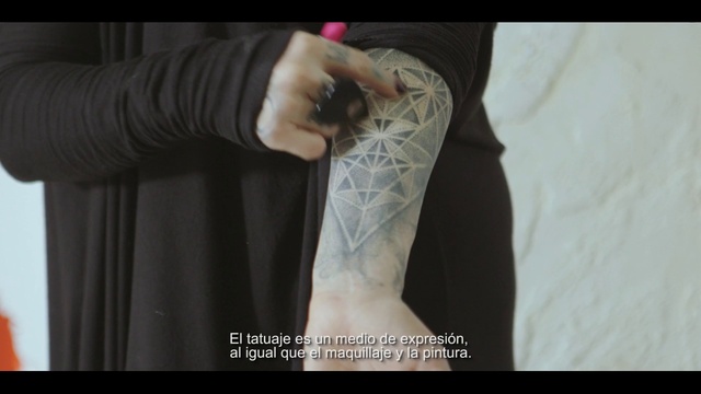 Video Reference: Human body, Neck, Sleeve, Dress shirt, Waist, Gesture, Thigh, Knee, Elbow, Sportswear