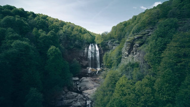 Video Reference: Cloud, Sky, Mountain, Water resources, Water, Natural landscape, Fluvial landforms of streams, Waterfall, Tree, Highland
