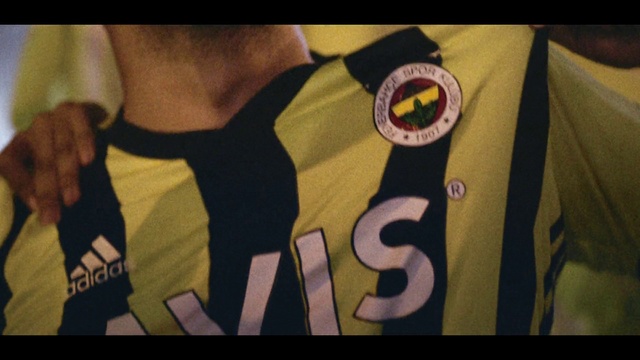 Video Reference: Outerwear, Jersey, Neck, Textile, Sleeve, Gesture, Collar, Sportswear, Font, T-shirt