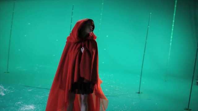 Video Reference: Water, Sleeve, Purple, Flash photography, Line, Magenta, Tints and shades, Electric blue, Event, Entertainment