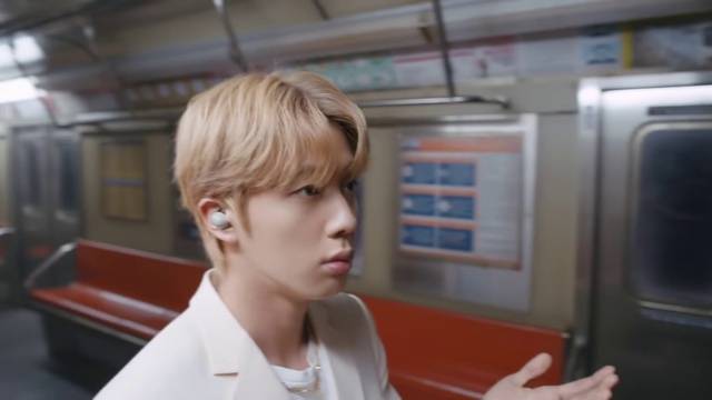 Video Reference: Collar, Street fashion, Dress shirt, T-shirt, Bangs, Blond, Job, Public transport, White-collar worker, Travel