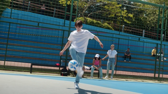 Video Reference: Footwear, Shorts, Sports equipment, World, Player, Ball, Football, Soccer, Street football, Sports