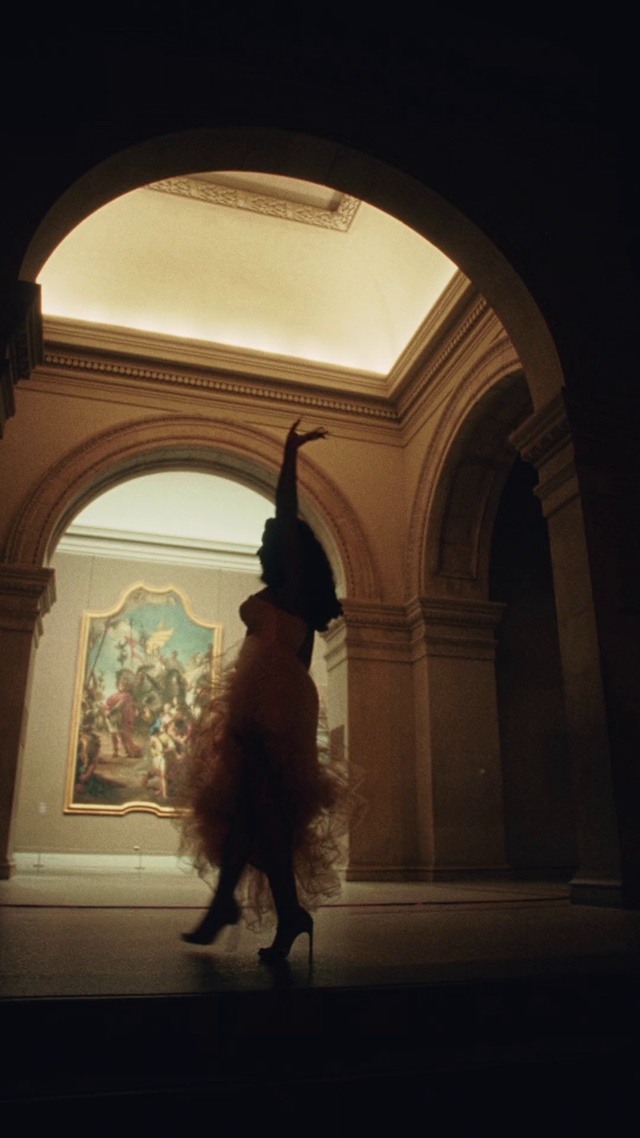 Video Reference: Tints and shades, Door, Sculpture, Darkness, Arch, Arcade, Backlighting, Shadow, Visual arts, Ceiling