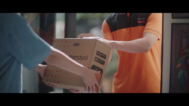 Video Reference: Sleeve, Gesture, Font, Elbow, Nail, Thumb, Wrist, Human leg, Event, Carmine