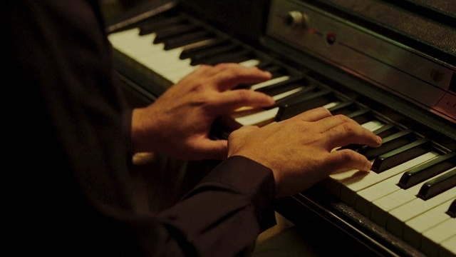 Video Reference: Musical instrument, Hand, Piano, Keyboard, Organ, Musician, Human body, Musical instrument accessory, Music, Finger