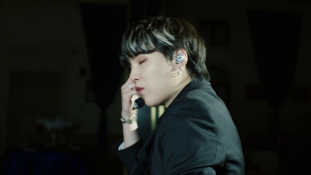 Video Reference: Flash photography, Eyelash, Entertainment, Audio equipment, Fun, Event, T-shirt, Bangs, Performing arts, Darkness