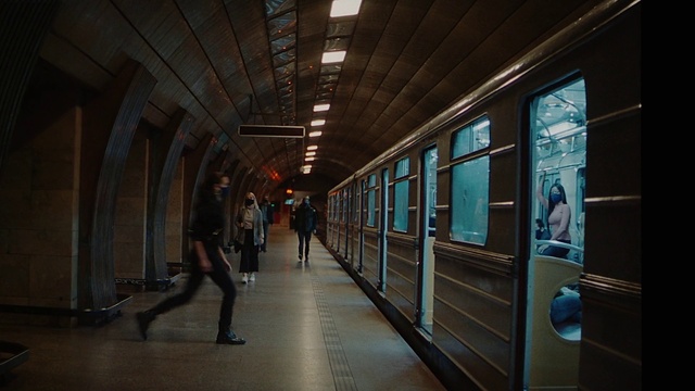 Video Reference: Train, Building, Rolling stock, Window, Railway, Metro station, Public transport, Passenger, Metropolitan area, Railroad car