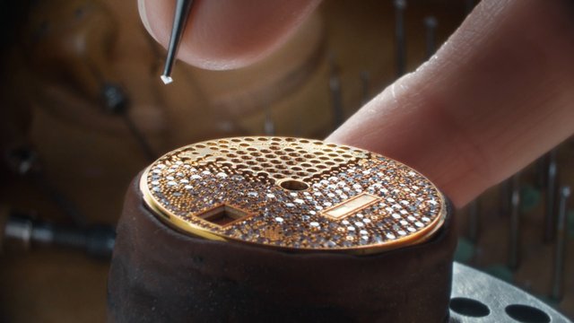 Video Reference: macro, jewelry, gemstone, craftsmanship, gold, close-up, hand, tool, artisan, repair, detail, metalwork, precision, workbench, luxury, tiny