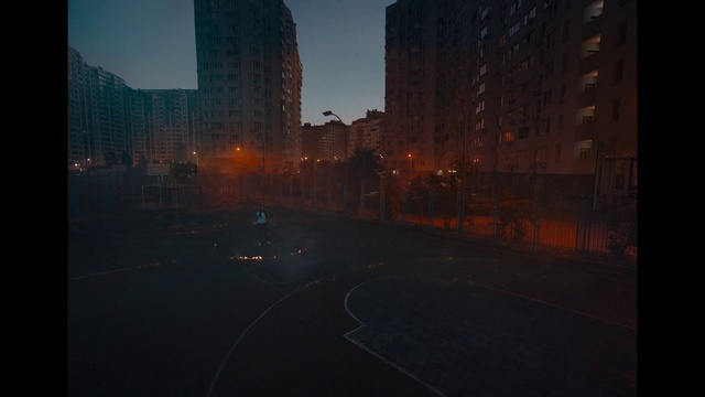 Video Reference: Building, Atmosphere, Skyscraper, Sky, Dusk, Tower block, Atmospheric phenomenon, Tree, Cityscape, Road surface