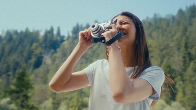 Video Reference: Hair, Smile, Skin, Lip, Hairstyle, Sky, Facial expression, People in nature, Plant, Flash photography