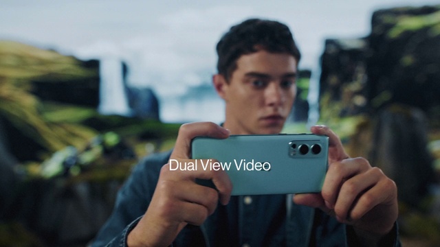 Video Reference: Face, Hand, Gadget, Gesture, Communication Device, Flash photography, Finger, Sky, Thumb, Street fashion