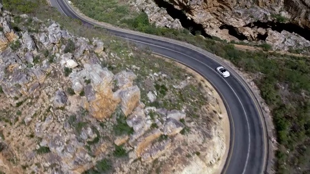 Video Reference: Plant community, Plant, Vehicle, Car, Motor vehicle, Infrastructure, Road surface, Asphalt, Mountain, Thoroughfare