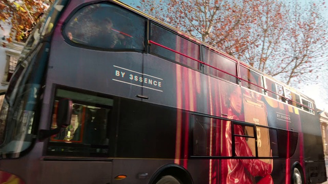 Video Reference: Bus, Wheel, Tire, Vehicle, Motor vehicle, Automotive lighting, Light, Window, Automotive tire, Double-decker bus
