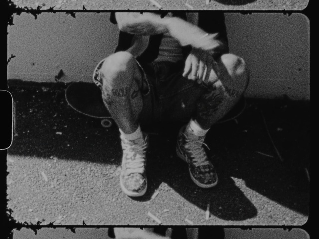 Video Reference: Black, Gesture, Black-and-white, Style, Felidae, Monochrome, Human leg, Monochrome photography, Knee, Foot