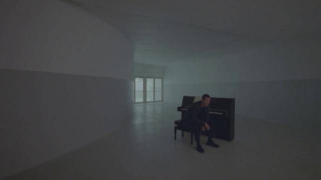 Video Reference: Grey, Keyboard, Piano, Flooring, Musical instrument, Floor, Pianist, Couch, Tints and shades, Chair
