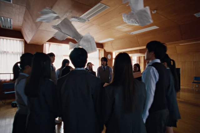 Video Reference: Building, Event, Crowd, Ceiling, Fashion design, Room, Conversation, Formal wear, Curtain, Job