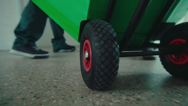 Video Reference: Tire, Wheel, Automotive tire, Green, Vehicle, Locking hubs, Tread, Synthetic rubber, Hubcap, Motor vehicle