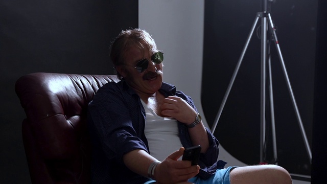 Video Reference: Glasses, Arm, Vision care, Goggles, Sunglasses, Eyewear, Smile, Comfort, Fun, Thigh