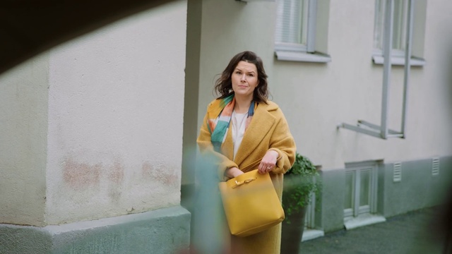 Video Reference: Sleeve, Window, Street fashion, Waist, Fashion design, Blazer, Travel, Formal wear, Bag, Shoulder bag