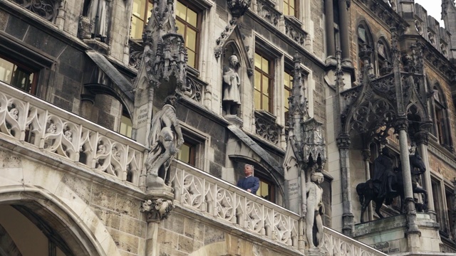 Video Reference: Building, Window, Wall, Public space, Facade, City, Metropolis, Metropolitan area, Medieval architecture, Sculpture