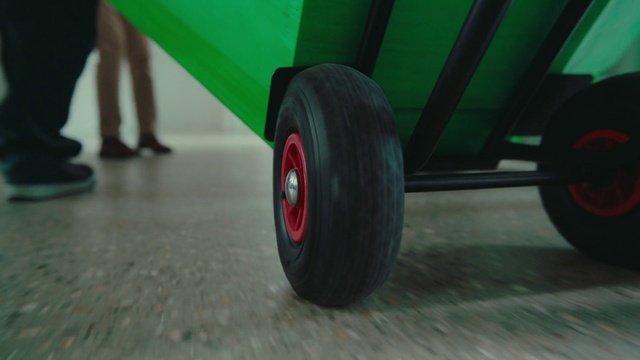 Video Reference: Wheel, Tire, Automotive tire, Tread, Synthetic rubber, Automotive design, Motor vehicle, Vehicle, Alloy wheel, Rim