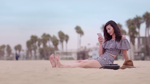 Video Reference: Hair, Sky, Shorts, Leg, People in nature, Flash photography, Happy, Thigh, Knee, Street fashion