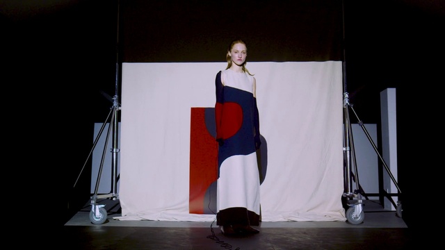 Video Reference: Entertainment, Performing arts, Fashion design, Event, Stage equipment, Electric blue, High heels, Speech, Performance art, Public event