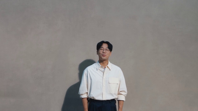 Video Reference: Dress shirt, Sleeve, Gesture, Collar, Flash photography, Formal wear, White-collar worker, Event, Orator, Public speaking