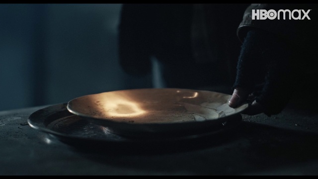 Video Reference: Tableware, Automotive lighting, Kitchen utensil, Gas, Drinkware, Glass, Cookware and bakeware, Darkness, Transparent material, Circle