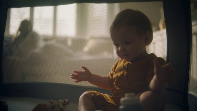 Video Reference: Hand, Cloud, Standing, Gesture, Comfort, Flash photography, Finger, Happy, Tints and shades, Fun