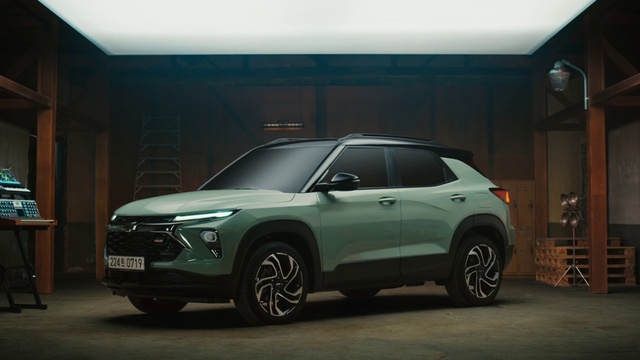 Video Reference: Wheel, Tire, Vehicle, Car, Automotive tire, Hood, Automotive lighting, Vehicle registration plate, Grille, Automotive design