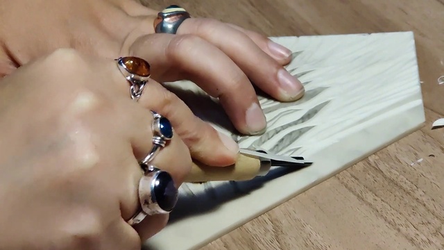 Video Reference: Body jewelry, Vision care, Wood, Eyewear, Gesture, Thumb, Finger, Nail, Nail care, Cool