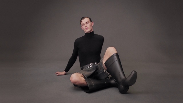 Video Reference: Leg, Flash photography, Sleeve, Knee, Sportswear, Thigh, Performing arts, Entertainment, Wood, Spandex