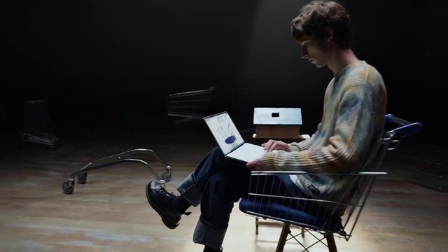 Video Reference: Laptop, Computer, Personal computer, Leg, Netbook, Musician, Music, Comfort, Lap, Entertainment