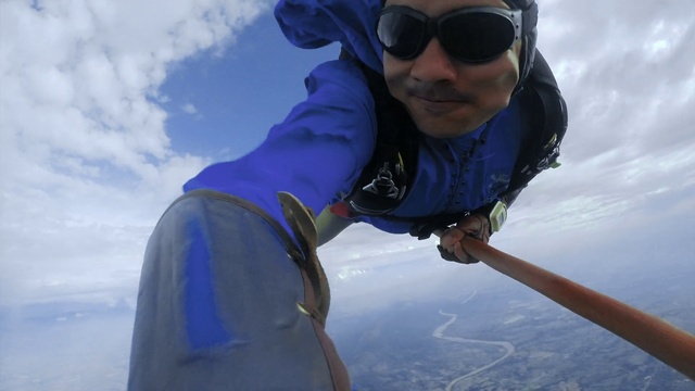 Video Reference: Sky, Cloud, Glove, Blue, Goggles, Snow, Sunglasses, Outdoor recreation, Recreation, Travel