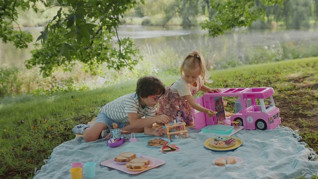 Video Reference: Plant, Table, Water, Wheel, Tableware, Food, Sharing, Grass, Outdoor recreation, Tree