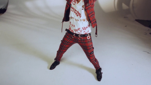 Video Reference: Tartan, Sleeve, Waist, Toy, Eyewear, Plaid, Collar, Street fashion, Thigh, Knee