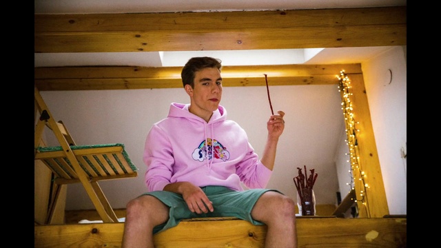 Video Reference: Shorts, Flash photography, T-shirt, Knee, Happy, Thigh, Wood, Comfort, Leisure, Houseplant