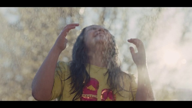 Video Reference: Hand, Smile, Arm, People in nature, Flash photography, Neck, Happy, Gesture, Sunlight, Finger