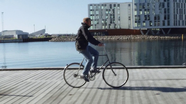 Video Reference: Bicycle, Wheel, Water, Tire, Land vehicle, Bicycles--Equipment and supplies, Sky, Bicycle wheel, Bicycle frame, Crankset