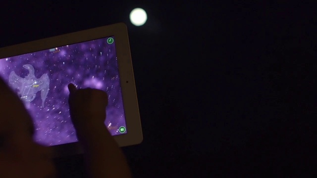 Video Reference: Netbook, Purple, Gesture, Violet, Sky, Personal computer, Computer, Laptop, Water, Electric blue