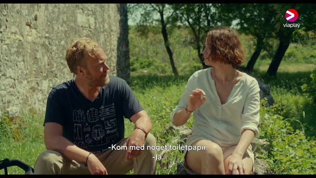 Video Reference: Photograph, Plant, Nature, People in nature, Happy, Flash photography, Gesture, Tree, Interaction, Grass