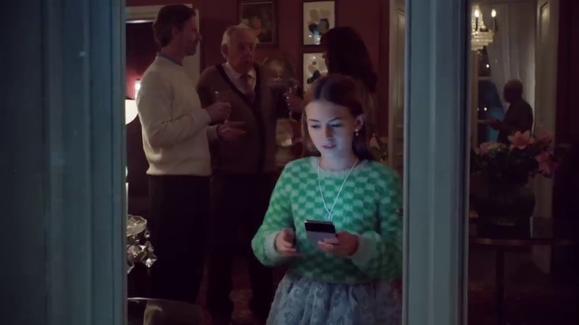 Video Reference: Standing, Fun, Event, T-shirt, Conversation, Room, Formal wear, Necklace, Jewellery, Eyewear