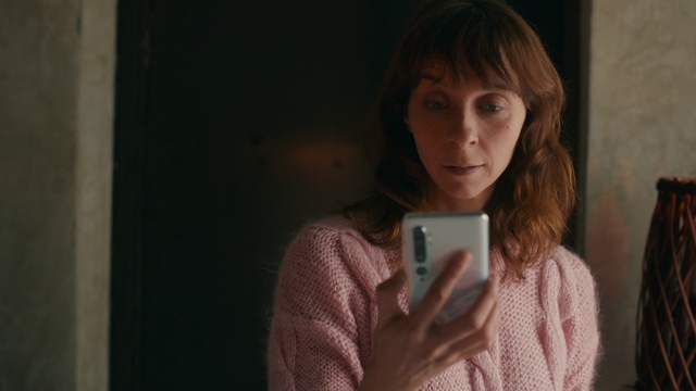 Video Reference: Lip, Eyelash, Flash photography, Mobile phone, Gesture, Communication Device, Layered hair, Gadget, Portable communications device, Bangs