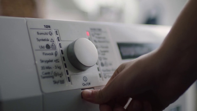 Video Reference: Gesture, Gadget, Font, Electronic device, Circle, Thumb, Nail, Brand, Electronics