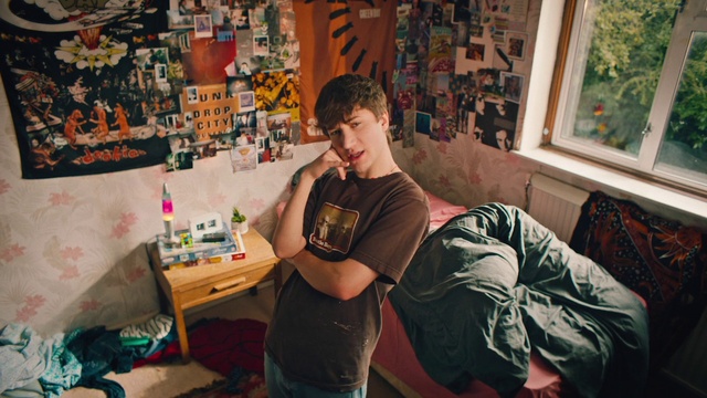 Video Reference: T-shirt, Fun, Eyewear, Leisure, Comfort, Picture frame, Art, Room, Artist, Event